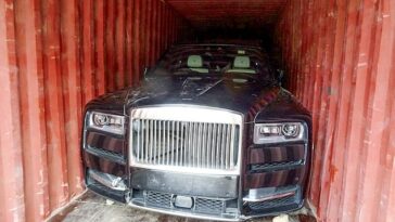 Se están sacando de contrabando del Reino Unido coches de lujo en contenedores, disfrazados de documentos falsos.  Un Rolls Royce descubierto en un contenedor de compras en enero de este año