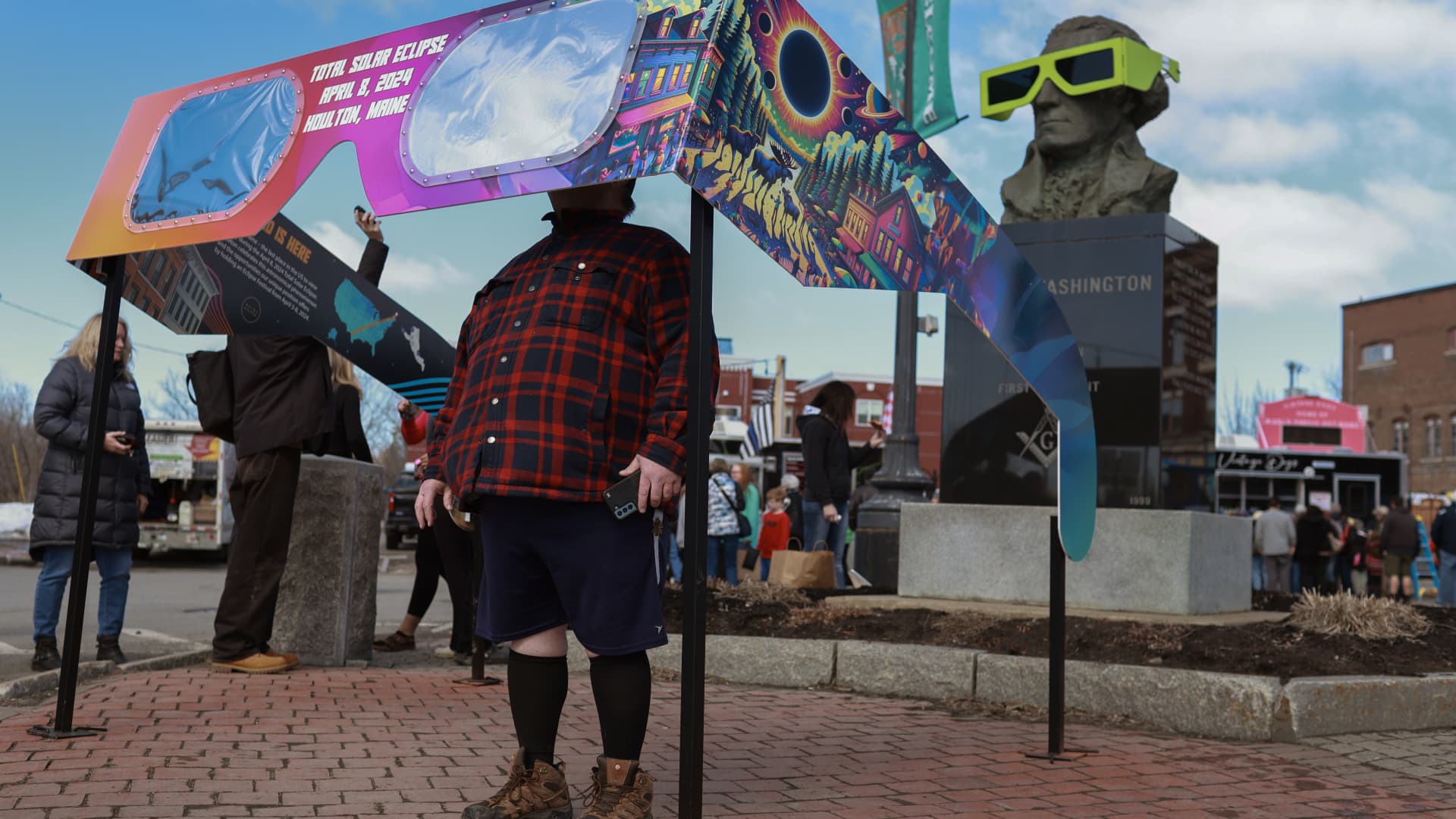 Los estadounidenses convergen en el camino de la totalidad para vivir el eclipse solar
