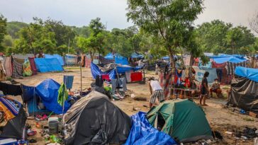 Cientos, si no miles, de migrantes están soportando el campamento fangoso y maloliente en Matamoros mientras esperan sus citas con Aduanas y Protección Fronteriza.