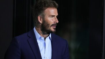 David Beckham está demandando a Mark Wahlberg y sus socios comerciales por una supuesta pérdida de £8,5 millones en acciones de la empresa de fitness F45.