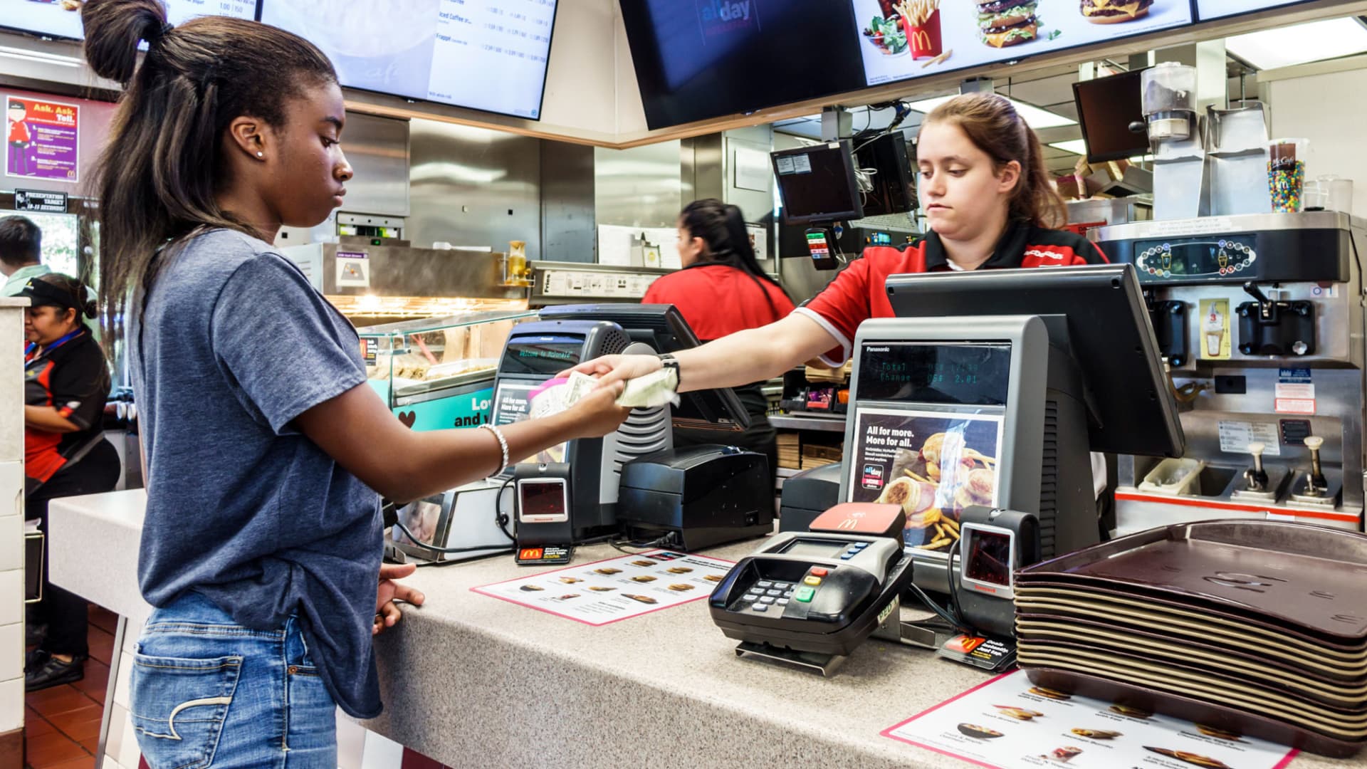 McDonald's y otras grandes marcas advierten que los consumidores de bajos ingresos están empezando a quebrarse
