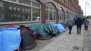 Tiendas de campaña que albergan a solicitantes de asilo ayer en Dublín.  El gobierno irlandés se ha quejado de que las cifras están determinadas por los planes del Reino Unido para Ruanda.
