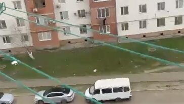 Se vio humo saliendo de un apartamento en la ciudad de Kaspiysk antes de que los sospechosos fueran detenidos.