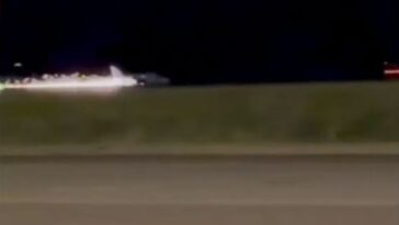 Se vieron chispas volando desde el Beechcraft 58 Baron cuando aterrizó en el aeropuerto de Gold Coast alrededor de las 9 p.m. del martes por la noche (en la foto).