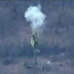 Este es el dramático momento en que un dron que costó sólo £21,000 derribó un sistema de radar ruso de £6 millones.  El complejo de radar Podlyot fue atacado por un dron ucraniano a principios de esta semana y las imágenes mostraron cómo el sistema quedó devastado.