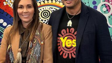 El activista del Sí, Thomas Mayo, aparece en la foto con la presentadora de SBS, Karla Grant, durante el período previo al referéndum de Voice.