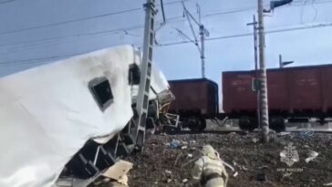 Ocho muertos al chocar un autobús con un tren en Rusia