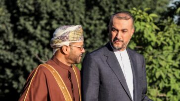 Omán sirve como canal crucial entre Irán y Estados Unidos mientras aumentan las tensiones en Medio Oriente.