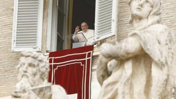 El Pontífice habló hoy a los creyentes reunidos en la Plaza de San Pedro en el Vaticano para un discurso del Lunes de Pascua.