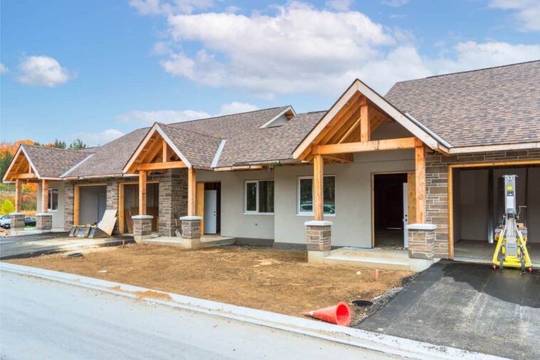 Políticas recientes que pueden hacer que la propiedad de una vivienda sea más asequible para los recién llegados a Canadá que reúnan los requisitos