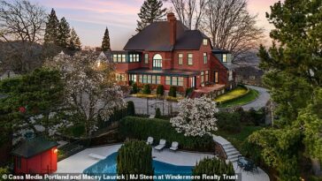 Una mansión histórica de 135 años con salón de baile, piscina, cancha de tenis y casa de huéspedes está a la venta por 5,5 millones de dólares en Oregón