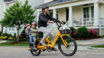 Radio Flyer innova desde los días de Little Red Wagon para ofrecer bicicletas eléctricas para familias