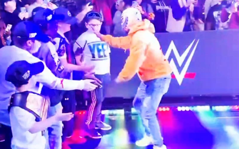 Rey Mysterio sorprende a los niños de Make-A-Wish con una conmovedora experiencia WWE
