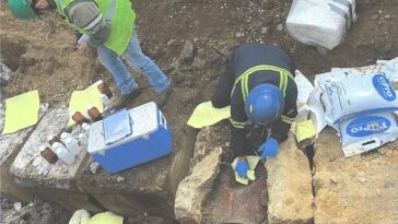 Los trabajadores de la construcción desenterraron seis bidones de productos químicos de 55 galones en el parque comunitario de Bethpage, ubicado dentro de la ciudad de Oyster Bay, que estaban llenos de un líquido que