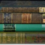Los libros del siglo XIX cubiertos de cubiertas verdes podrían contener arsénico, una sustancia química altamente tóxica relacionada con el cáncer de estómago y lesiones en las manos. En la foto: libros que contenían arsénico.