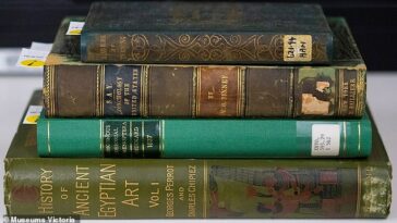 Los libros del siglo XIX cubiertos de cubiertas verdes podrían contener arsénico, una sustancia química altamente tóxica relacionada con el cáncer de estómago y lesiones en las manos. En la foto: libros que contenían arsénico.