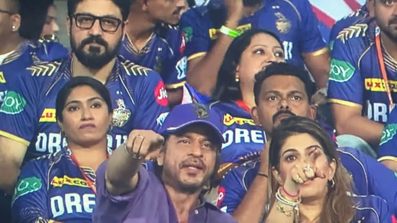  Shah Rukh Khan anima a su equipo en el partido Kolkata Knight Riders vs Delhi Capitals en Vizag.  Mirar
