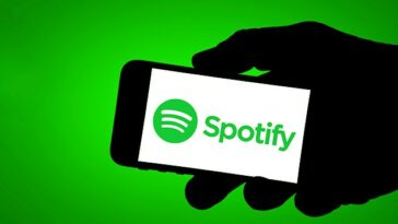 Es la aplicación de transmisión de música predeterminada para millones de personas en todo el mundo.  Pero a finales de este mes, Spotify aumentará sus precios entre 1 y 2 dólares al mes en el Reino Unido y EE. UU., según un nuevo informe de Bloomberg.