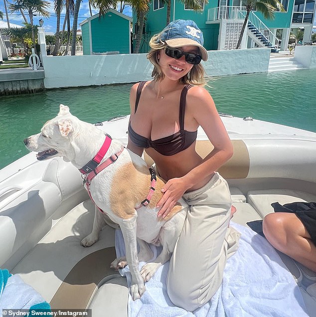 Sydney Sweeney continuó compartiendo instantáneas de sus vacaciones en bikini de su divertida escapada a México con sus 21,5 millones de seguidores cautivos en las redes sociales combinados el domingo.