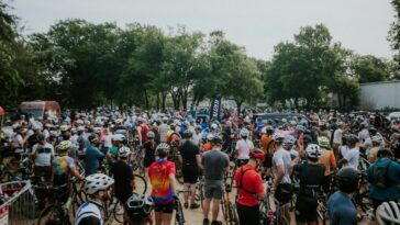 Todo es más grande en Texas: conozca la ruta grupal que atrae regularmente a 800 ciclistas