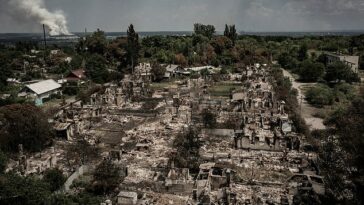 Una vista aérea muestra casas destruidas tras un ataque en la ciudad de Pryvillya, en la región de Donbas, en el este de Ucrania, el 14 de junio de 2022.