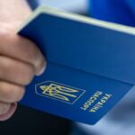 Ucrania suspende los servicios de pasaportes para hombres que viven en el extranjero