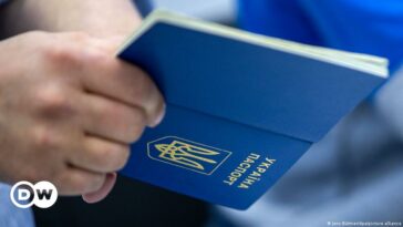 Ucrania suspende los servicios de pasaportes para hombres que viven en el extranjero
