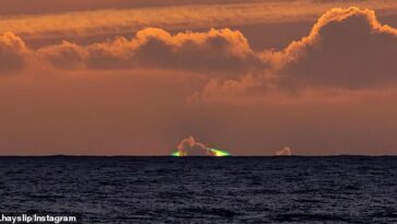Craig Hayslip, asistente de investigación de la facultad de la Universidad Estatal de Oregón, capturó un espeluznante destello verde iluminando el cielo mientras el sol se ponía sobre el océano en Oregón.