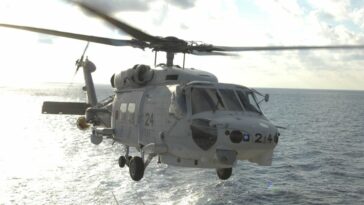 Un muerto y siete desaparecidos tras estrellarse un helicóptero de la marina japonesa