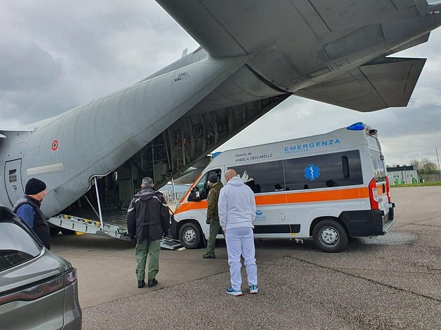 Una ambulancia especialmente modificada que se carga en un avión con personal militar y médico listo para volar a Bristol para recoger al bebé en estado grave del Bristol Royal Hospital for Children.
