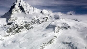 La foto de archivo muestra la montaña Tete Blanche cerca de la frontera entre Suiza e Italia y Zermatt.
