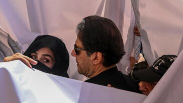 Un tribunal de Pakistán suspende las sentencias por corrupción impuestas a Imran Khan y su esposa