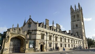 El Magdalen College de la Universidad de Oxford ha sido criticado por cancelar una celebración tradicional del Día de San Jorge y sustituirla por un banquete especial para el Eid, por segunda vez.