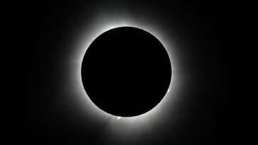 Un eclipse solar total se ve desde Houlton, Maine, el lunes 8 de abril, un raro fenómeno cósmico que arrasó Estados Unidos y partes de México.
