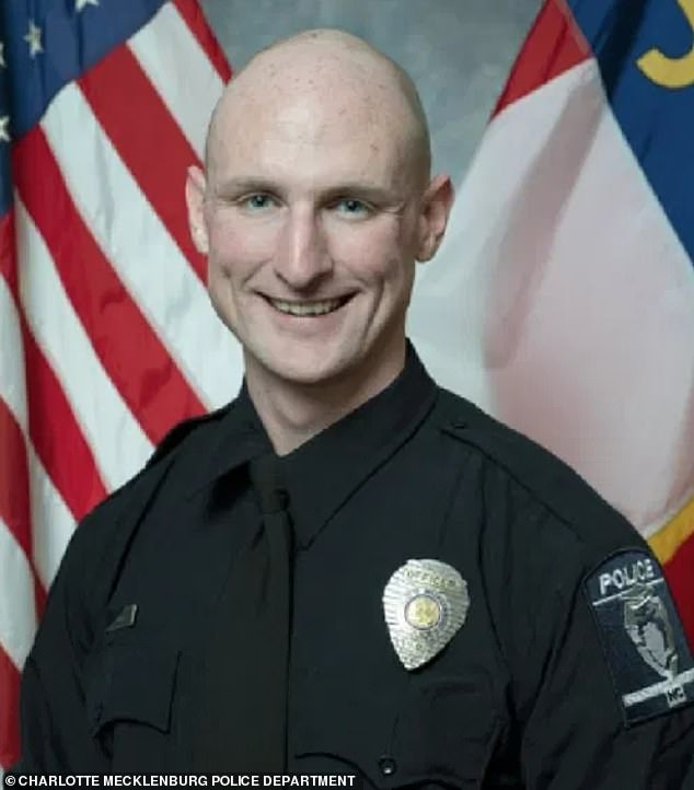 El oficial de policía de Charlotte, Joshua Eyer, murió el lunes por la noche.  Fue uno de los cuatro agentes asesinados.