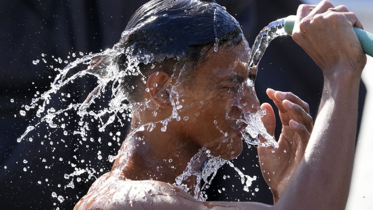  Video.  La ola de calor obliga a millones de personas a quedarse en casa y no ir a la escuela
