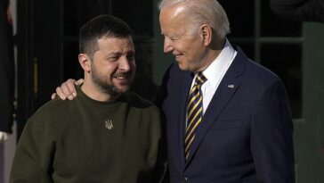 El presidente ucraniano Volodymyr Zelensky (en la foto, izquierda) elogió un paquete de ayuda militar de 61 mil millones de dólares que finalmente fue aprobado por la Cámara de Representantes de Estados Unidos después de meses de demoras.