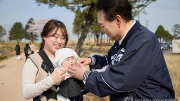 Yoon meets children during surprise visit to Yongsan park