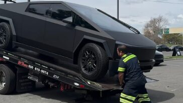 Una propietaria del sur de California de un Cybertruck negro mate superficialmente elegante informó que su nuevo vehículo eléctrico Tesla estaba