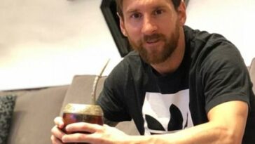 Lionel Messi es bien conocido por su amor por el té mate y a menudo se lo ve bebiéndolo durante los partidos.