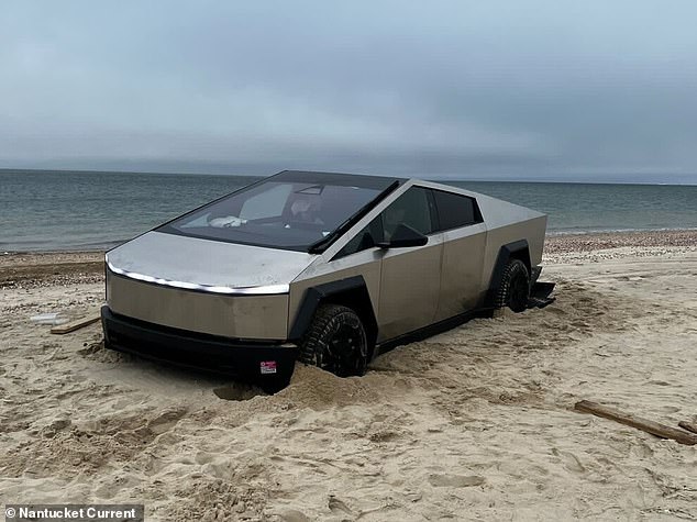 El propietario anónimo de un Cybertruck dejó su automóvil atascado en la isla de Nantucket porque no dejó salir el aire de los neumáticos antes de salir de la carretera (en la foto).