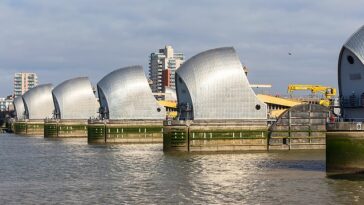 La Barrera del Támesis es una serie de 10 puertas de acero a lo ancho del Támesis, que se levantan cuando Londres se ve amenazada por mareas altas y tormentas desde el Mar del Norte.