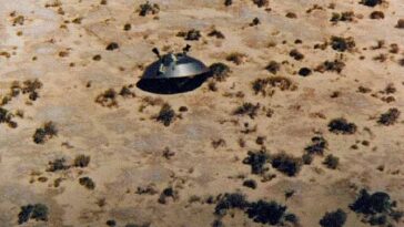 Los Archivos Nacionales de EE. UU. exigen todos los registros de ovnis antes del 20 de octubre de 2024. Arriba, la Fuerza Aérea de EE. UU. hizo pública una vez esta imagen de una sonda espacial Viking de 1972 en espera de ser recuperada en el campo de misiles White Sands cerca de Roswell para explicar el accidente OVNI de Roswell de 1947 25 años antes