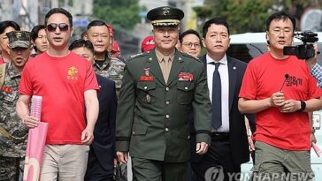 (LEAD) Former defense chief named as witness for influence-peddling case over Marine&apos;s death