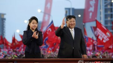(LEAD) N. Korea&apos;s Kim, daughter attend ceremony for new street in Pyongyang