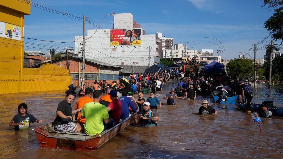 Al menos 100 muertos en medio de catastróficas inundaciones en el sur de Brasil 
