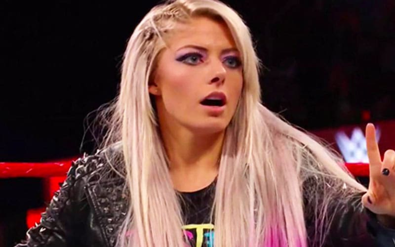 Alexa Bliss afirma que la confundieron con una estafadora mientras intentaba comprar un sombrero de Disney
