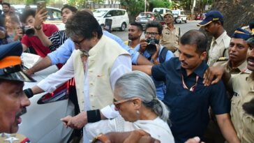 Amitabh Bachchan toma la mano de Jaya Bachchan y llega para votar en las elecciones de Lok Sabha de 2024. Ver