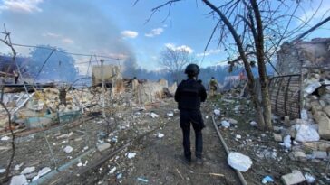 Bomba rusa arrasa toda una calle en un pueblo ucraniano