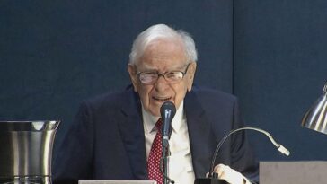 Buffett dice que Berkshire vendió toda su participación en Paramount: "Perdimos bastante dinero"